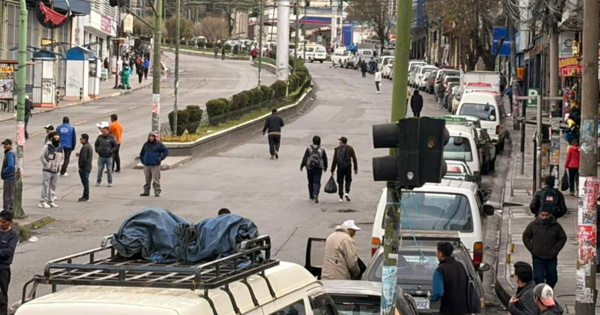 Sindicato Señor de Mayo anuncia repliegue y posible paro por falta de gasolina y daños a vehículos en La Paz Sindicato Señor de Mayo anuncia repliegue y posible paro por falta de gasolina y daños a vehículos en La Paz