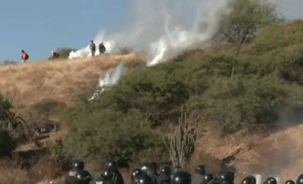 Enfrentamientos y uso de agentes químicos marcan operativo policial en kilómetro 45 de la ruta al occidente Enfrentamientos y uso de agentes químicos marcan operativo policial en kilómetro 45 de la ruta al occidente