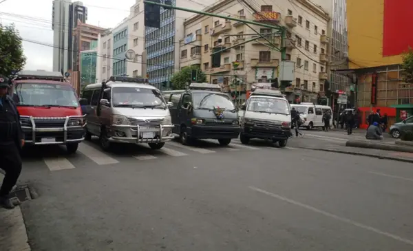Federación de Choferes de La Paz inicia paro indefinido por incumplimiento en calidad de combustible y resarcimiento económico
