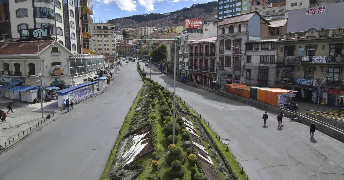 Ministro Zamora convoca a dirigentes de transporte para buscar soluciones tras paro indefinido en La Paz