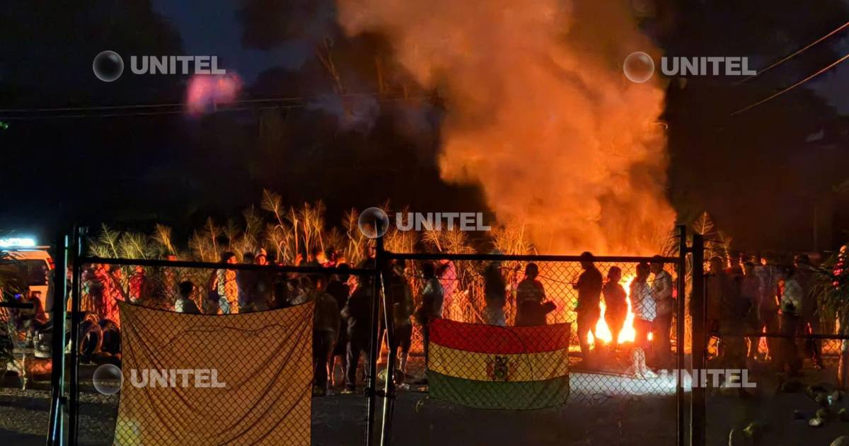 Cocaleros mantienen vigilia en Umopar tras corte de energía y temores de captura de Evo Morales Cocaleros mantienen vigilia en Umopar tras corte de energía y temores de captura de Evo Morales