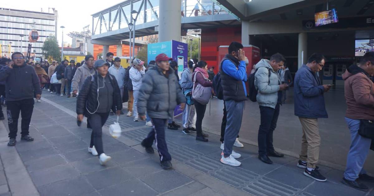 Transporte público cumple segundo día de paro indefinido en La Paz y El Alto por retrasos en resarcimiento de gasolina Transporte público cumple segundo día de paro indefinido en La Paz y El Alto por retrasos en resarcimiento de gasolina