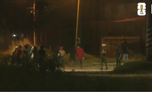 Violento enfrentamiento entre mototaxistas y comunidad ayorea deja varios heridos y motocicletas incendiadas en Villa Primero de Mayo