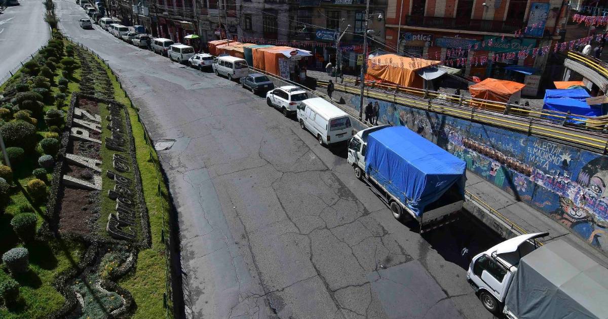 Choferes de La Paz cumplen tercer día de paro indefinido por incumplimiento del Gobierno en resarcimientos