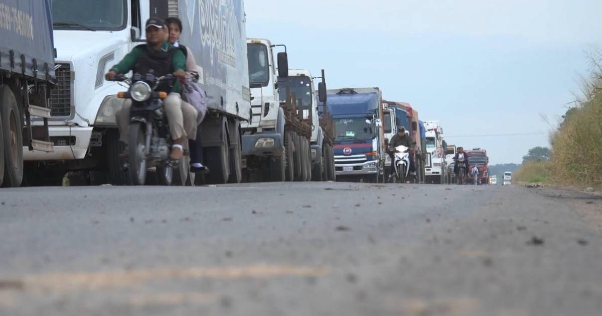 Bloqueos en Bolivia afectan exportaciones por más de $us 500 millones, advierte ministro Espinoza