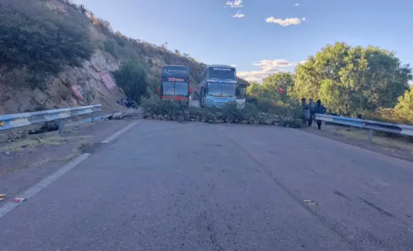 Pasajeros denuncian bloqueo y amenazas de supuestos cooperativistas en ruta Tupiza–Tarija Pasajeros denuncian bloqueo y amenazas de supuestos cooperativistas en ruta Tupiza–Tarija