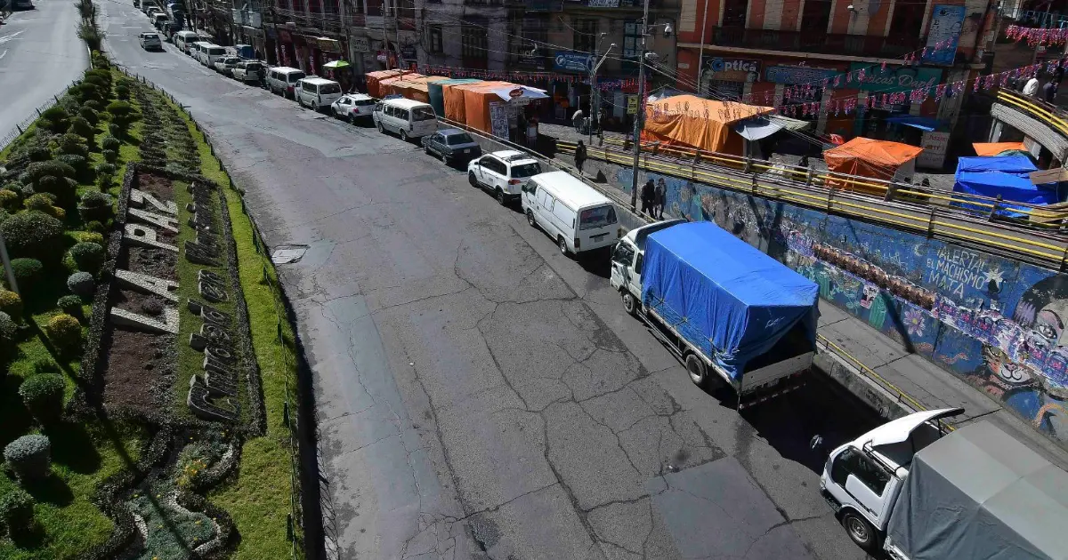 Choferes de La Paz cumplen tercer día de paro indefinido por incumplimiento del Gobierno en resarcimientos