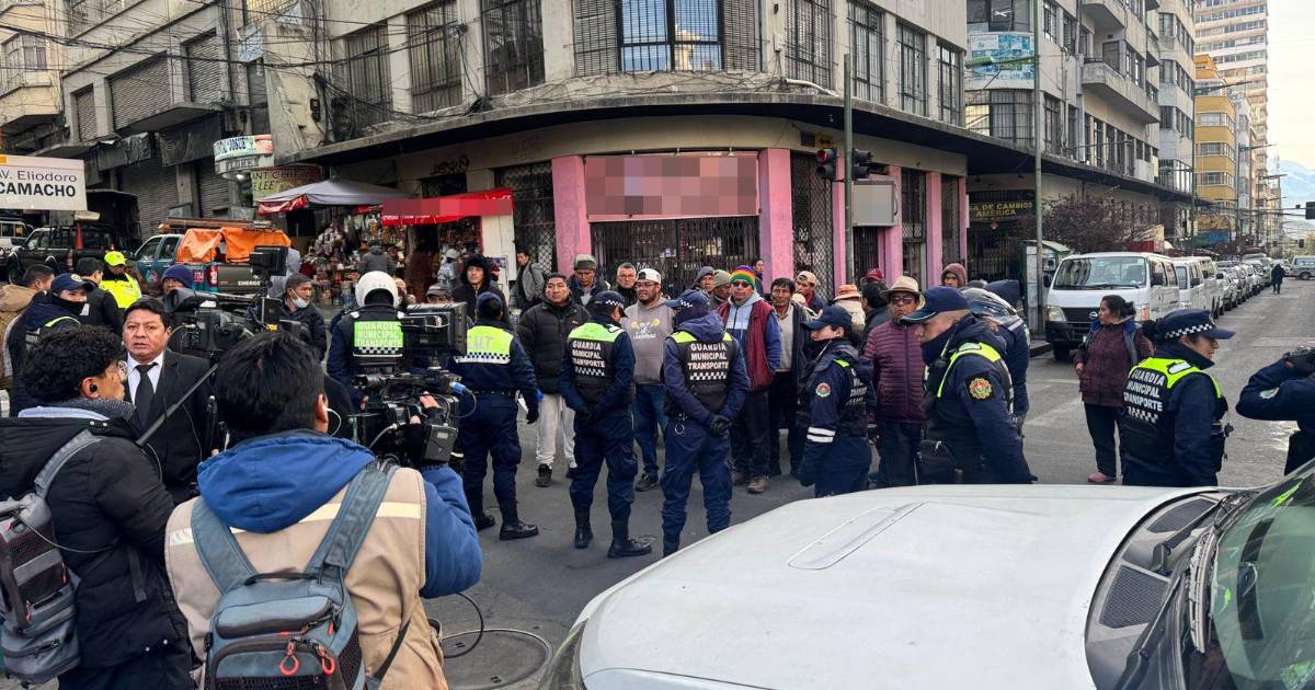 Choferes interrumpen acto municipal en La Paz para exigir normalización del suministro de combustible