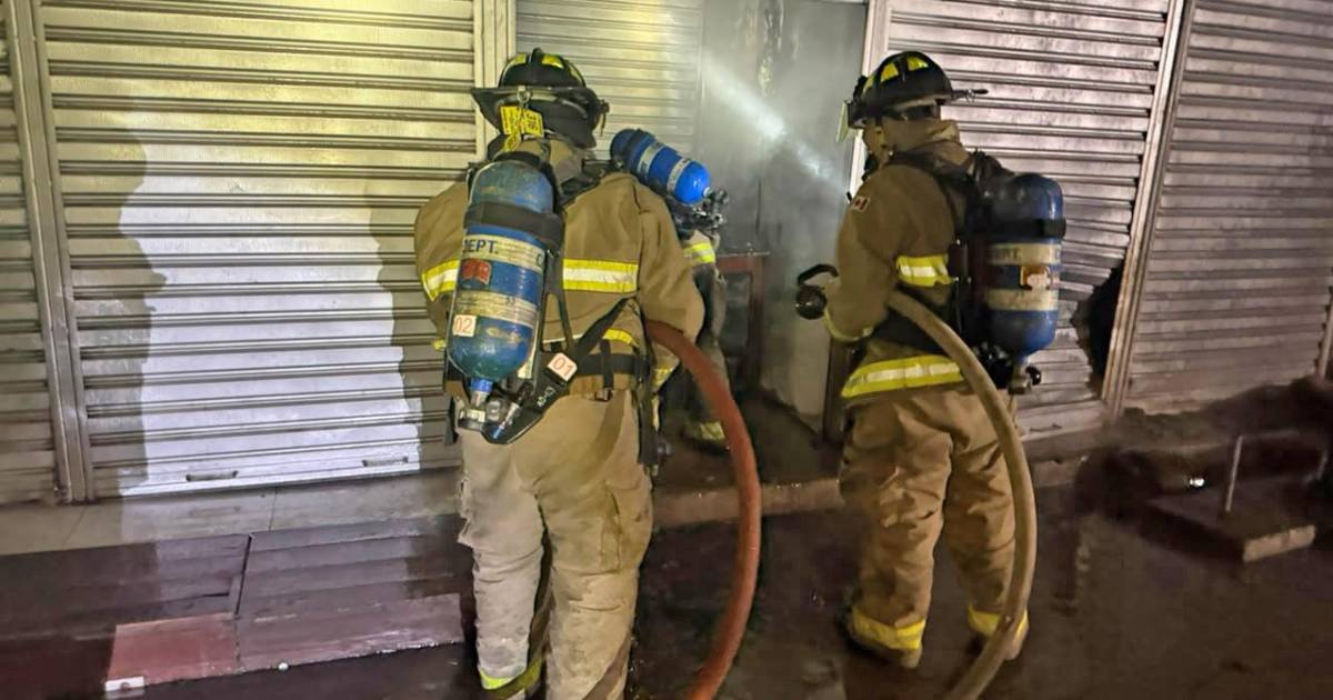 Incendio en el nuevo mercado La Ramada afecta al menos 10 casetas en Santa Cruz