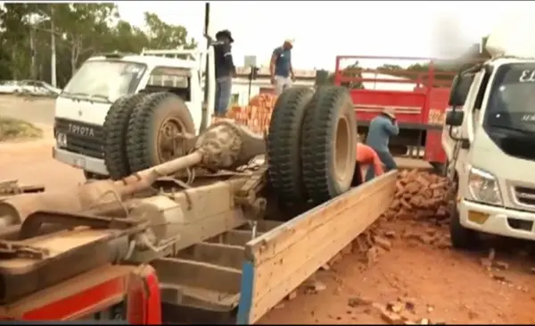 Mototaxista y tripulación resultan heridos tras vuelco de camión en entrada a Barreras Alto Norte