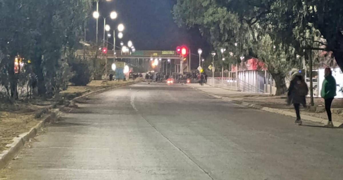 Al menos diez muertos en protestas que exigen renuncia de presidente Rodrigo Paz