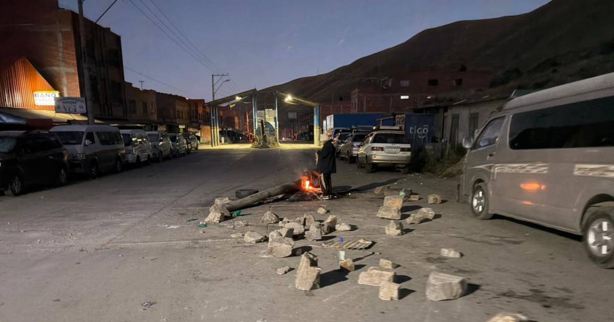 Tras 10 días de espera, llegan cisternas y se normaliza venta de combustible en Urujara, ingreso a los Yungas de La Paz