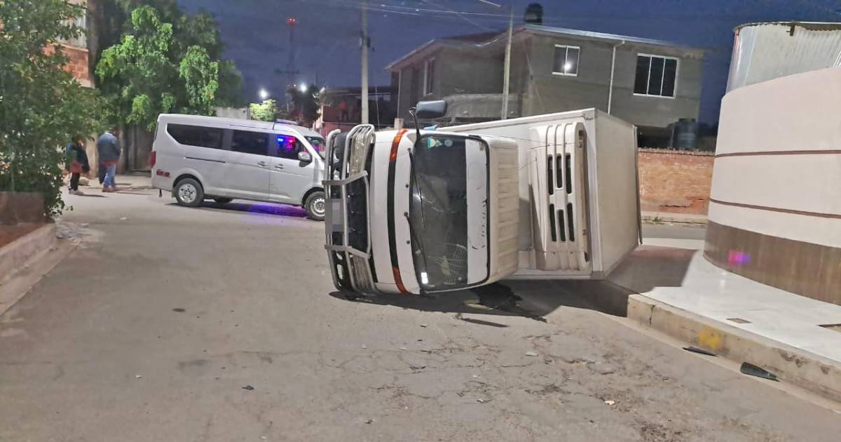 Accidente en intersección de Esmeralda y Portugal deja volcado un camión Accidente en intersección de Esmeralda y Portugal deja volcado un camión
