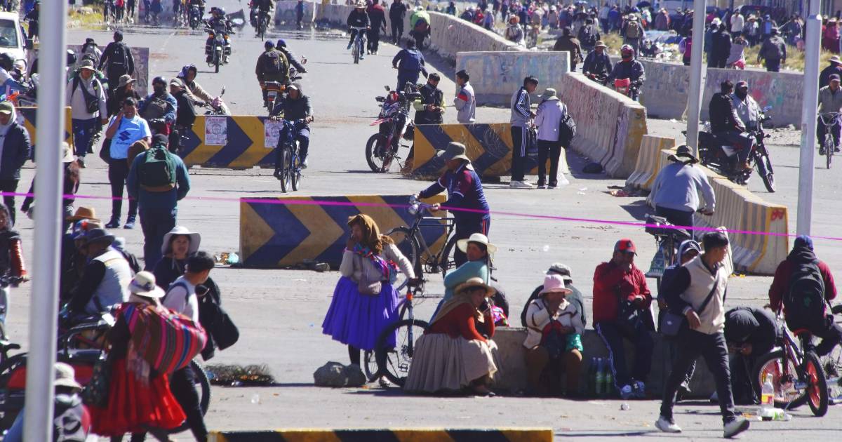 Campesinos toman pozo petrolero en Santa Cruz y exigen renuncia del presidente Paz