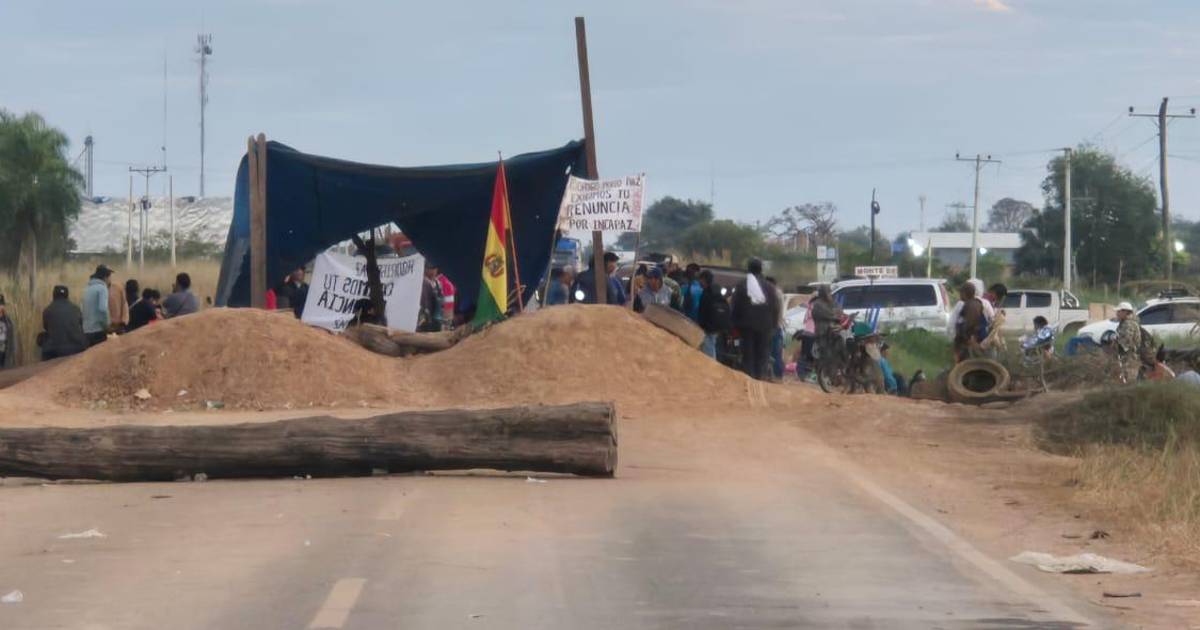 Bloqueo en San Julián cumple 22 días y provoca largas filas de vehículos en la carretera Santa Cruz-Beni