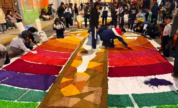 Cochabamba se llena de color y fe con mosaicos florales gigantes por Corpus Christi