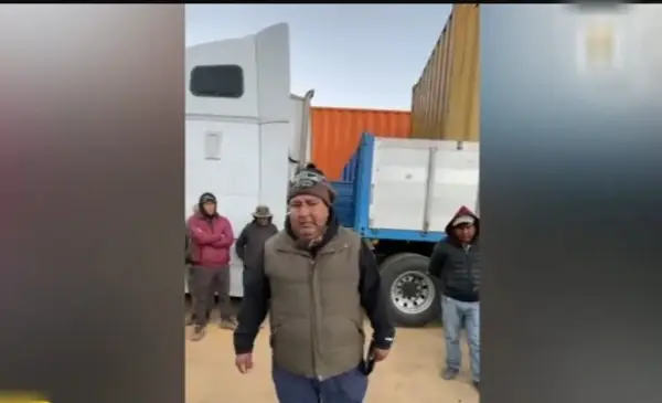 Choferes varados en bloqueos de Sayari exigen corredor humanitario urgente para llegar a Cochabamba