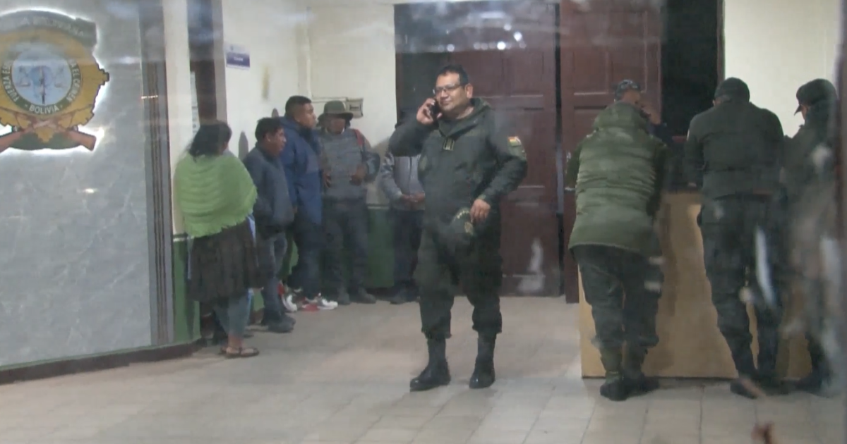 Policía aprehende a 15 personas tras intento de bloqueo en el cruce Tarata, Cochabamba