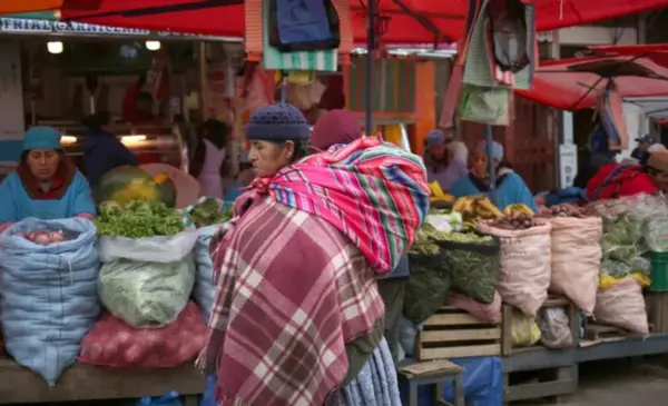 Conflictos y bloqueos elevan precios de alimentos y salud en Bolivia, con tomate y zanahoria liderando aumentos
