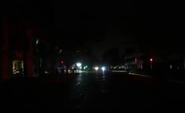 Nuevo apagón deja sin luz a gran parte de Villa Tunari y genera preocupación entre vecinos