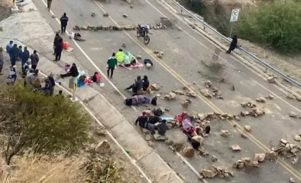 Persisten bloqueos en carreteras de Cochabamba hacia oriente, occidente y sur, suspenden salidas de buses