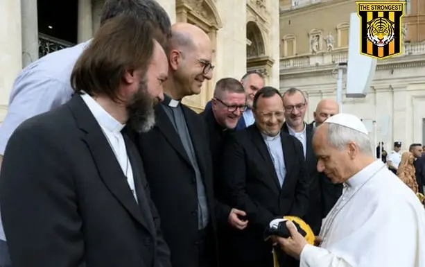 El papa León XIV recibe camiseta de The Strongest entregada por sacerdote italiano en La Paz