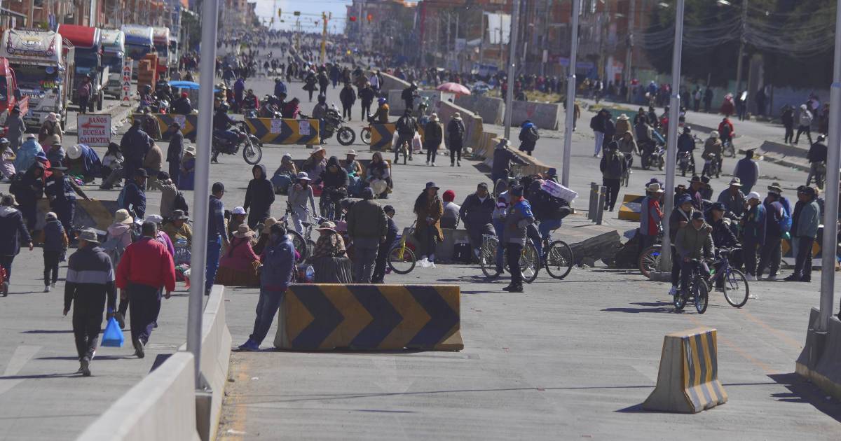 Transportistas y familias enfrentan escasez y largas filas por combustible y alimentos en La Paz