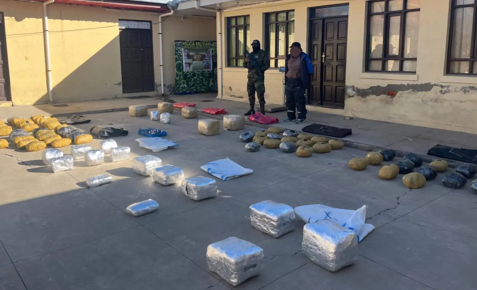 Detienen a conductor y secuestran 82 paquetes de marihuana ocultos bajo sacos de pasankalla Detienen a conductor y secuestran 82 paquetes de marihuana ocultos bajo sacos de pasankalla