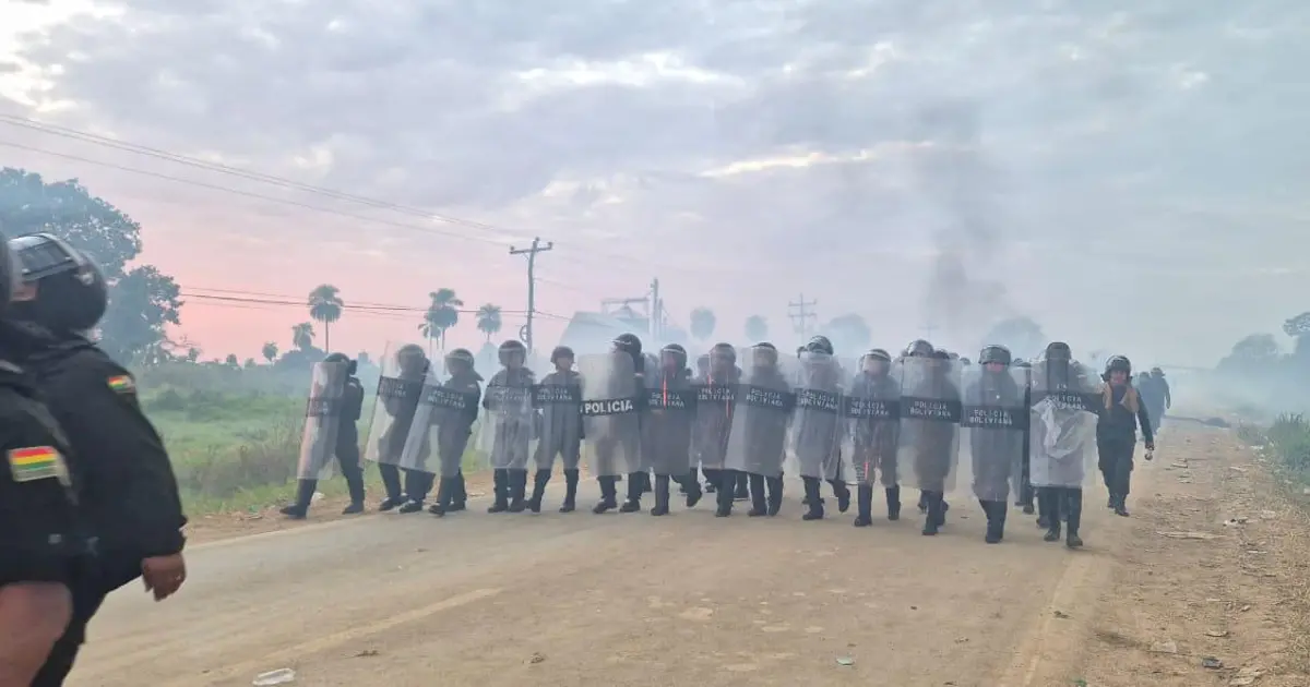 Comandante David Gómez lidera operativo conjunto para desbloquear ruta entre Santa Cruz y Beni en San Julián