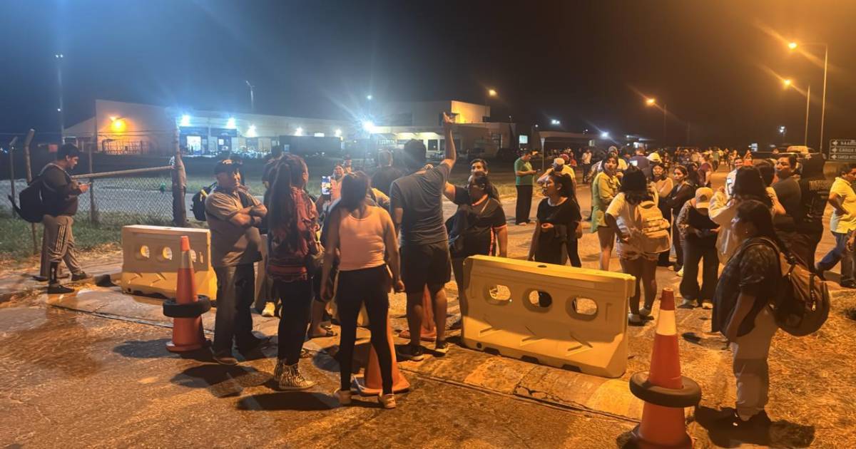 Ciudadanos bloquean Viru Viru exigiendo vuelos solidarios para enviar alimentos a La Paz Ciudadanos bloquean Viru Viru exigiendo vuelos solidarios para enviar alimentos a La Paz