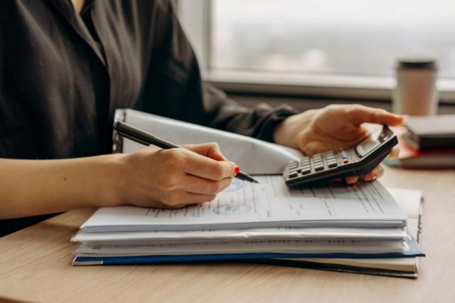 Educación financiera: hábitos simples para controlar ingresos y gastos en salarios fijos y emprendimientos