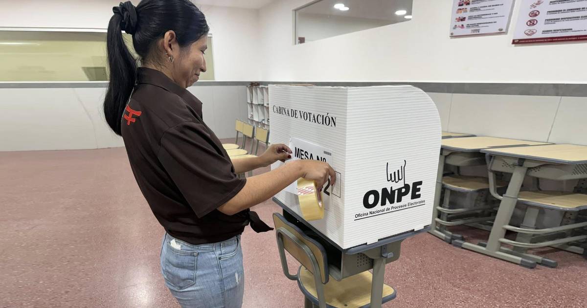 Perú define a su próximo presidente en Bolivia en medio de dificultades de movilidad y alta incertidumbre política