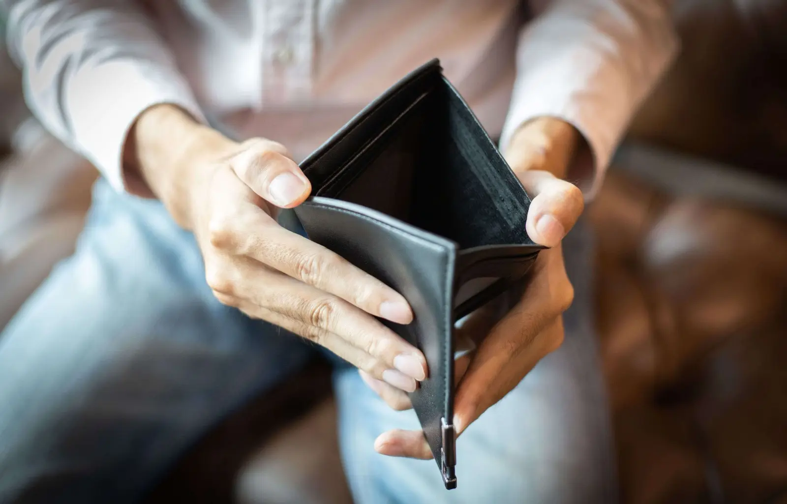 Cinco errores financieros cotidianos que dificultan el ahorro y aumentan el estrés económico