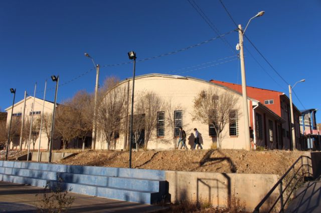 Gobernadora Soruco constata maquinaria y mobiliario deportivo sin uso en infraestructura pública de Yunchará