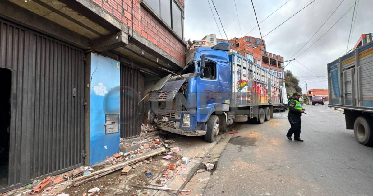 Dueña de casa denuncia que conductor ebrio provocó accidente con camión en avenida Periférica