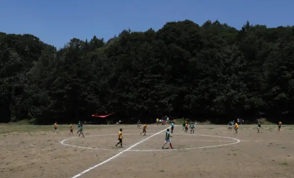 Más de 70 años de historia y comunidad mantienen viva la cancha de fútbol en el cráter volcánico de Xochimilco