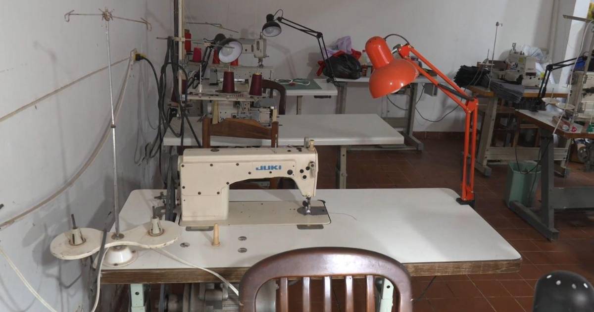 Más de 20 años de trabajo afectados: taller de costura reduce personal por bloqueos