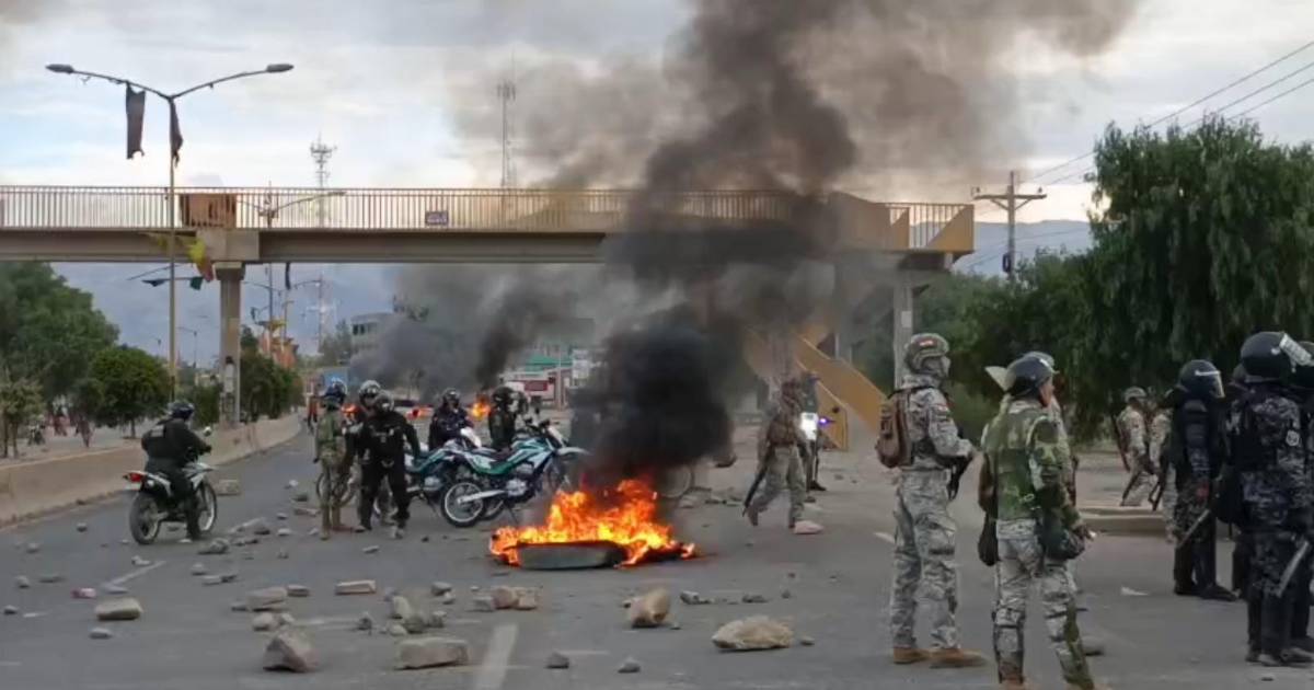 Policía dispersa con agentes químicos intento de bloqueo en el puente Khora, Cochabamba