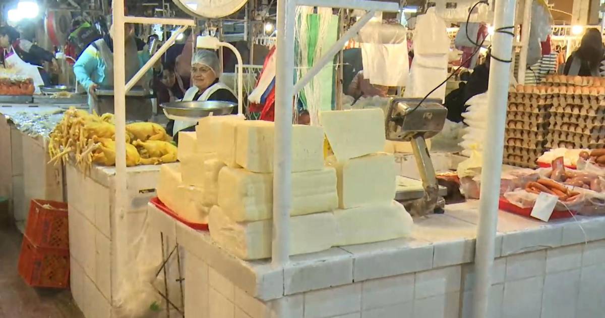 Repuntan precios de queso, pollo y huevo en mercados de Santa Cruz tras bloqueos Repuntan precios de queso, pollo y huevo en mercados de Santa Cruz tras bloqueos