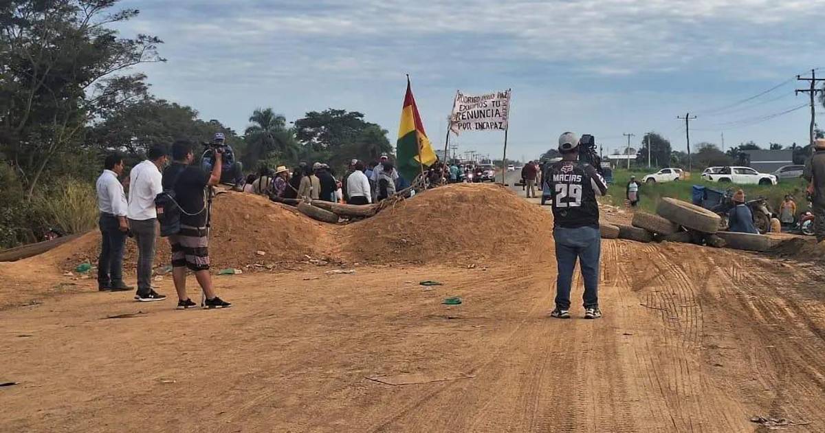 San Julián retoma bloqueo tras cuarto intermedio de cuatro horas en día 28 de protesta San Julián retoma bloqueo tras cuarto intermedio de cuatro horas en día 28 de protesta