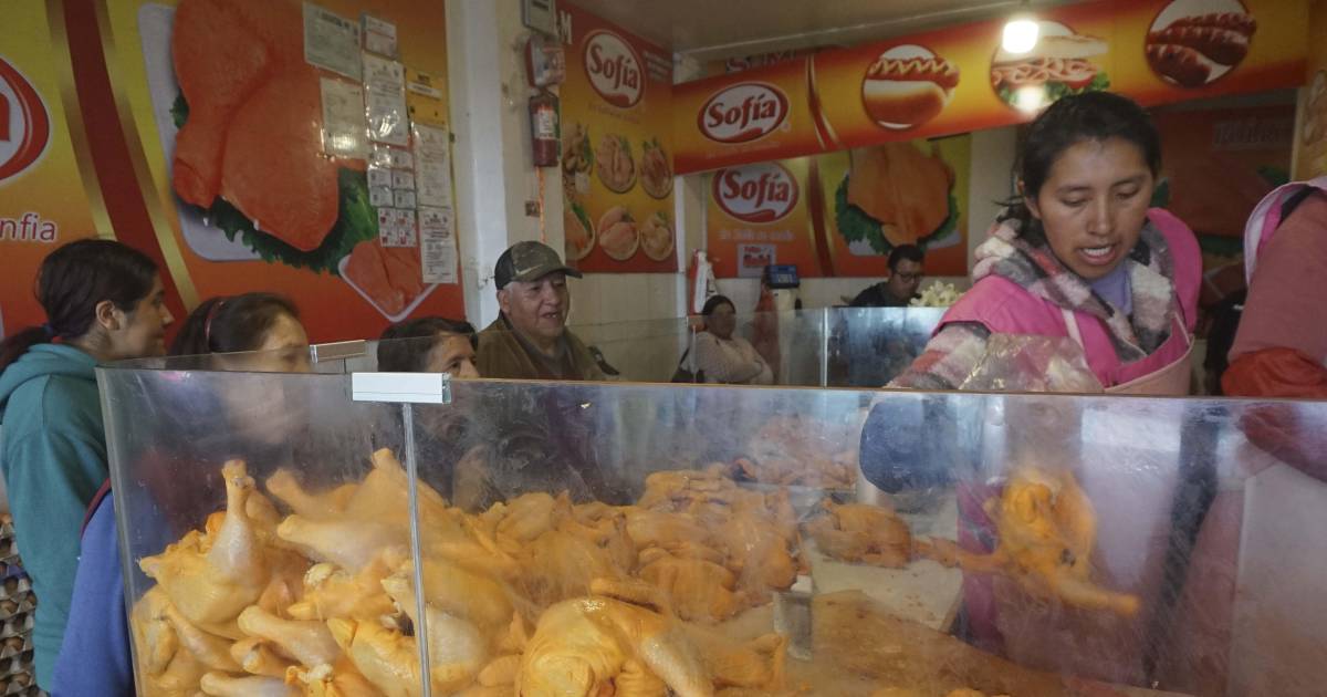 Escasez de pollo en La Paz por bloqueos mantiene cerrados puestos en mercado La Garita Escasez de pollo en La Paz por bloqueos mantiene cerrados puestos en mercado La Garita