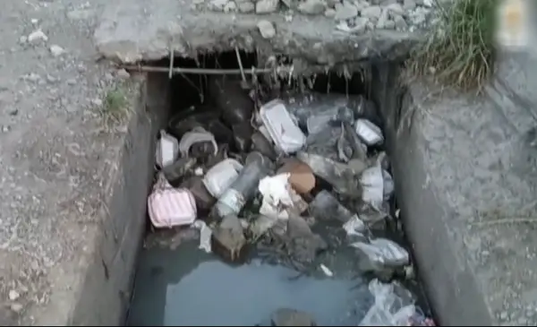 Acumulación de basura y escombros en canal cerca del aeropuerto de El Alto preocupa a vecinos Acumulación de basura y escombros en canal cerca del aeropuerto de El Alto preocupa a vecinos