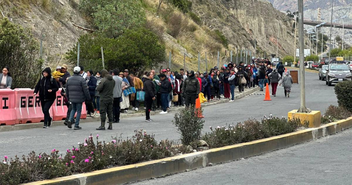Familias hacen largas filas en La Paz para comprar pollo subvencionado a 28 bolivianos el kilo Familias hacen largas filas en La Paz para comprar pollo subvencionado a 28 bolivianos el kilo