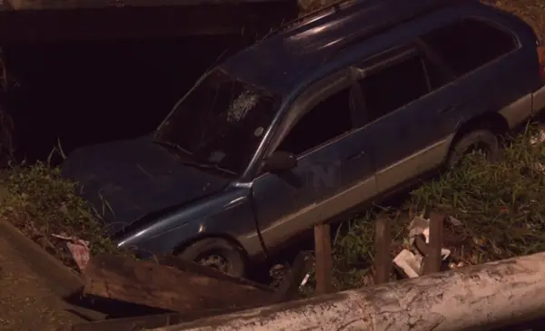 Vecinos y motoqueros auxilian a conductor tras accidente en canal de drenaje en Radial 10; se investiga posible estado de ebriedad Vecinos y motoqueros auxilian a conductor tras accidente en canal de drenaje en Radial 10; se investiga posible estado de ebriedad