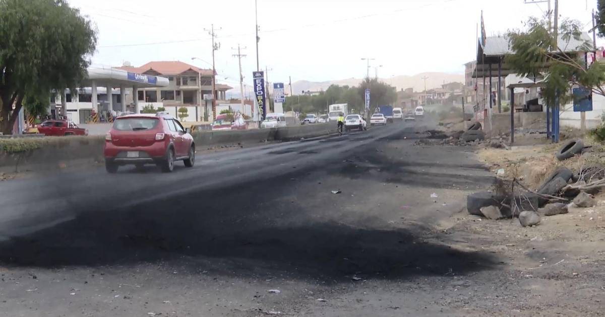 Policía levanta bloqueo de más de 20 días en Huayllani y restablece el tránsito en la ruta Cochabamba-Sacaba Policía levanta bloqueo de más de 20 días en Huayllani y restablece el tránsito en la ruta Cochabamba-Sacaba