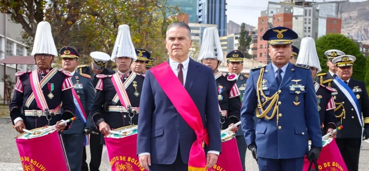 Ministro de Defensa Ernesto Justiniano llama a un “renacimiento institucional” de las Fuerzas Armadas para enfrentar desafíos del siglo XXI Ministro de Defensa Ernesto Justiniano llama a un “renacimiento institucional” de las Fuerzas Armadas para enfrentar desafíos del siglo XXI
