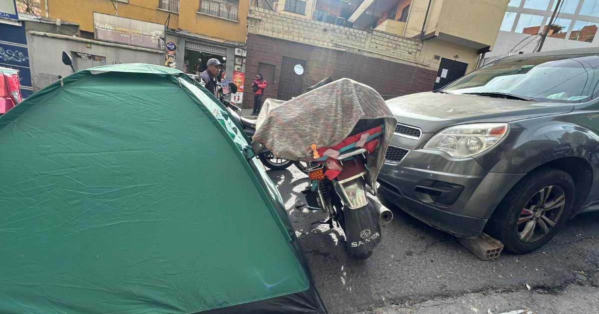 Conductores en La Paz y El Alto duermen hasta una semana en filas para cargar combustible