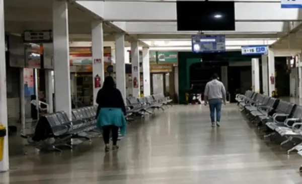 Restricciones en salidas de buses afectan a empresas y pasajeros en Terminal de Santa Cruz Restricciones en salidas de buses afectan a empresas y pasajeros en Terminal de Santa Cruz