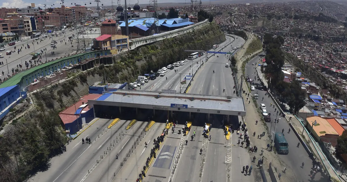 Bolivia registra 85 puntos de bloqueo en carreteras en jornada 42 de movilizaciones, con Cochabamba como epicentro Bolivia registra 85 puntos de bloqueo en carreteras en jornada 42 de movilizaciones, con Cochabamba como epicentro