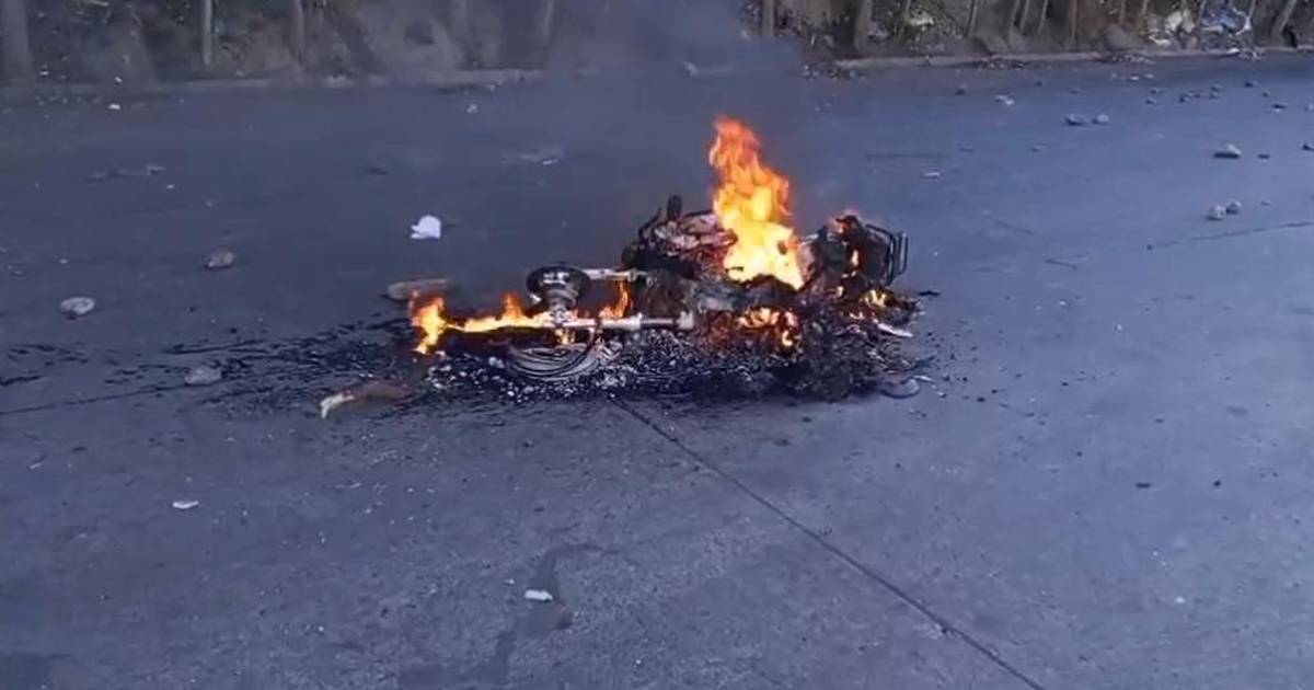 Manifestantes queman motocicleta y agreden a policía en bloqueo del peaje La Paz–El Alto